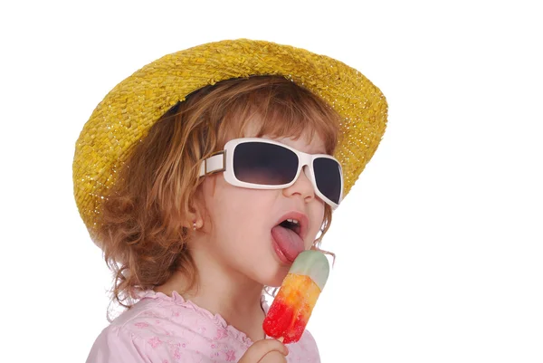 Маленька дівчинка з барвистим морозивом — стокове фото