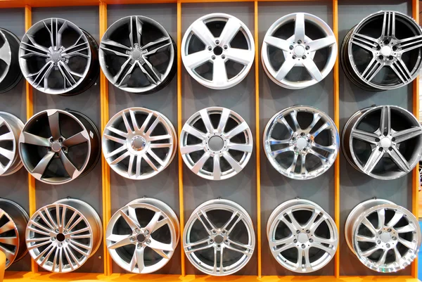 Автомобільне колесо алюмінієві диски — стокове фото