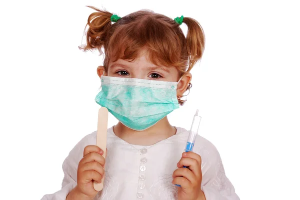Kis lány orvos a maszk a fecskendő — Stock Fotó