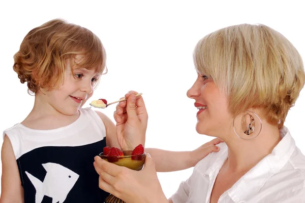 Menina comendo pudim com morango — Fotografia de Stock