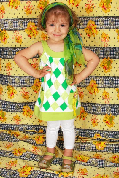 Красавица маленькая девочка позирует с зеленым хеа — стоковое фото