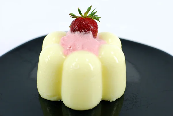 Vanillepudding mit Erdbeere — Stockfoto