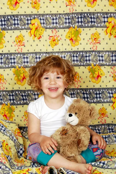 Šťastný malá holka před spaním — Stock fotografie