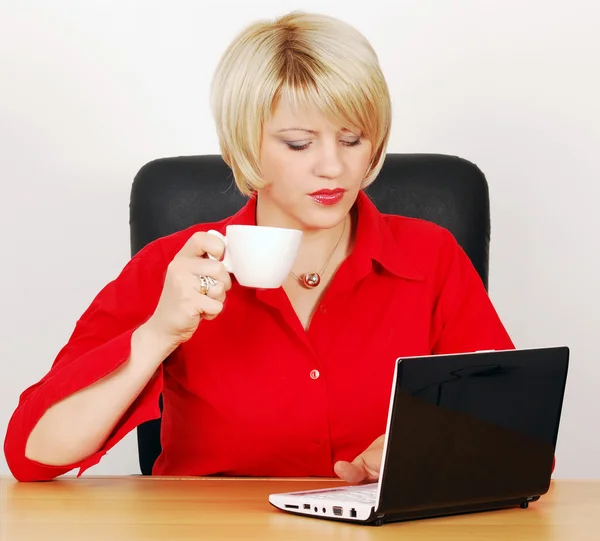 Mulher com café-copo e laptop — Fotografia de Stock