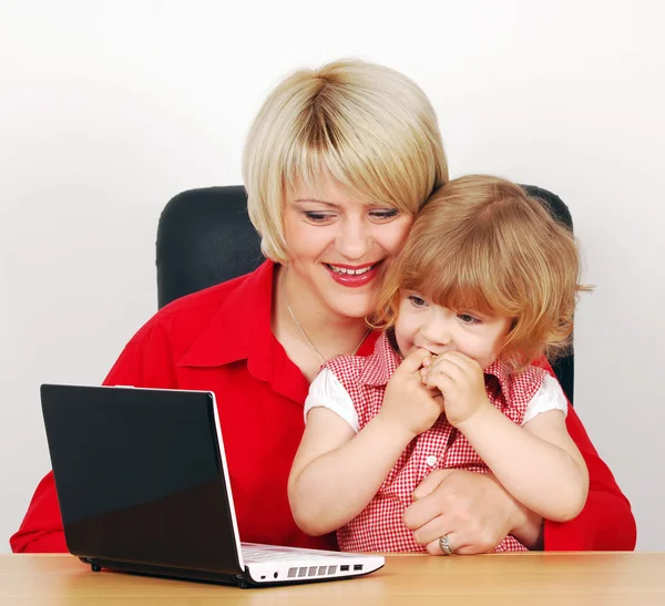 Fille et mère avec ordinateur portable — Photo