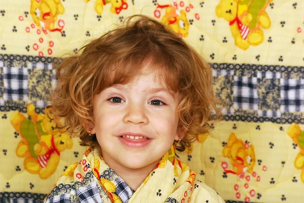 Glad liten tjej porträtt — Stockfoto