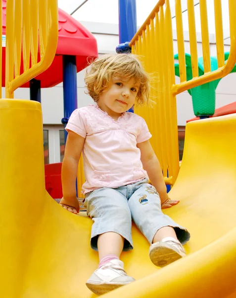 Kleines Mädchen auf Spielplatz — Stockfoto