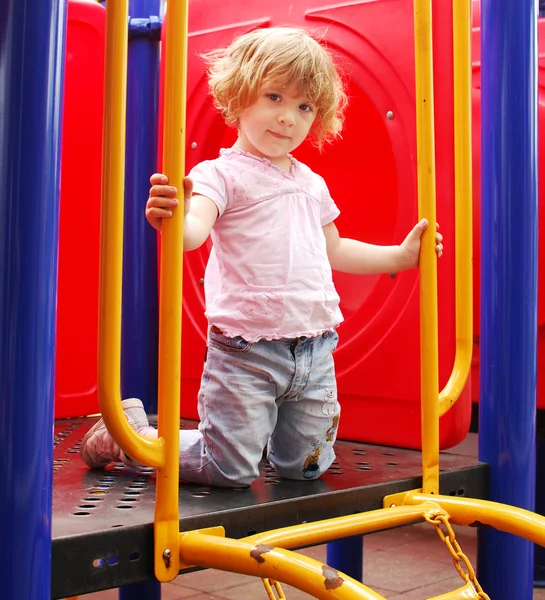 Petite fille posant sur une aire de jeux — Photo