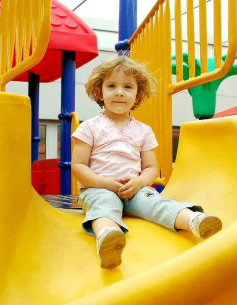 Skönhet liten flicka på lekplats — Stockfoto
