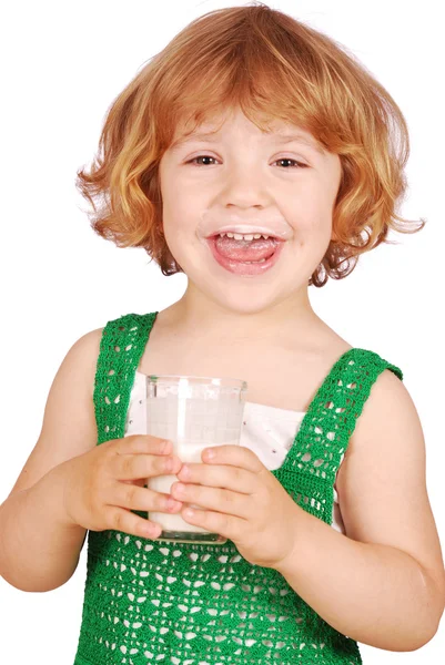 Щаслива маленька дівчинка зі склянкою молока — стокове фото