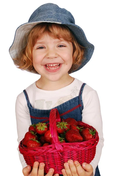 Glückliches kleines Mädchen mit Erdbeeren — Stockfoto