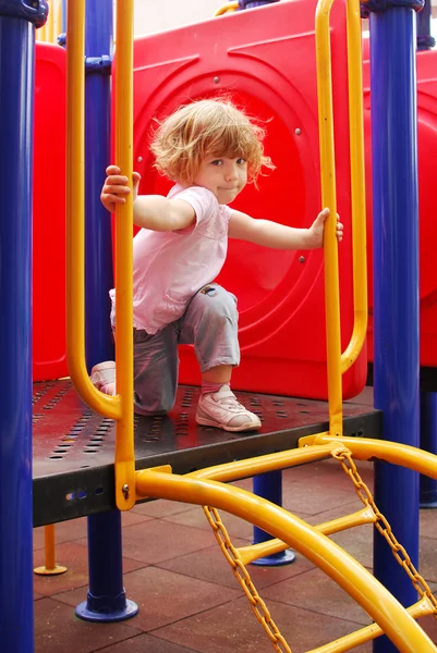 Beleza menina no parque infantil — Fotografia de Stock