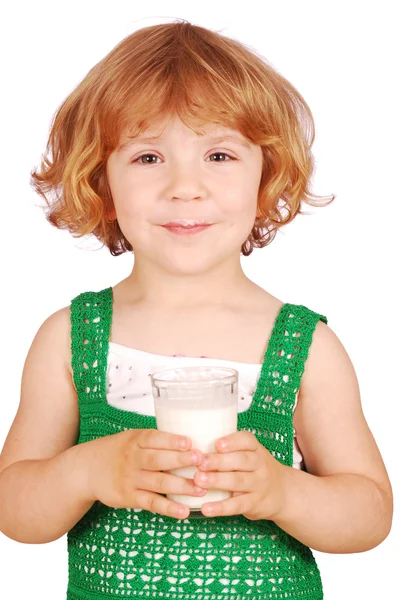 Краса маленька дівчинка зі склянкою молока — стокове фото