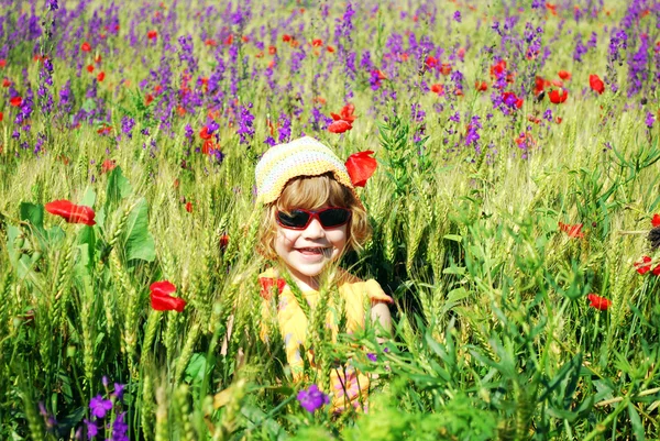 초원에 행복 한 어린 소녀 — 스톡 사진