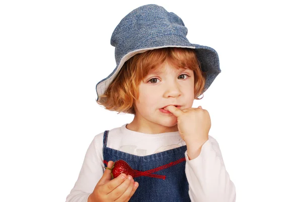 Маленька дівчинка з полуницею — стокове фото