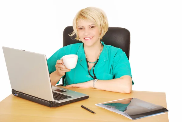 Женщина-врач с кофе и ноутбуком — стоковое фото