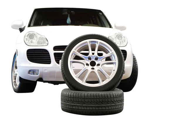 Автомобиль алюминиевый колесо и 4x4 внедорожник изолированы на белом — стоковое фото