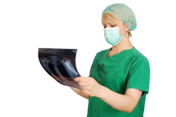 Médica com máscara examinando raio-X — Fotografia de Stock