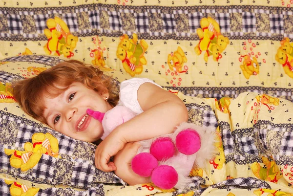 Šťastný malá holka před spaním — Stock fotografie
