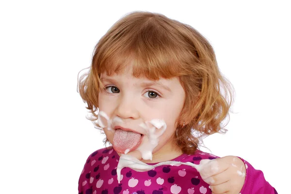 Menina comendo creme doce — Fotografia de Stock