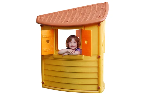 Dziewczynka w playhouse zabawka na białym tle — Zdjęcie stockowe