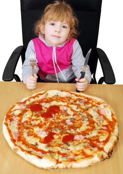 Büyük pizza ile küçük kız — Stok fotoğraf