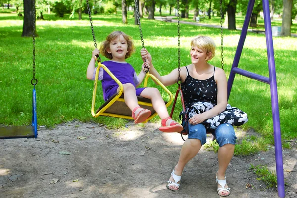 Mãe e filha no parque infantil — Fotografia de Stock