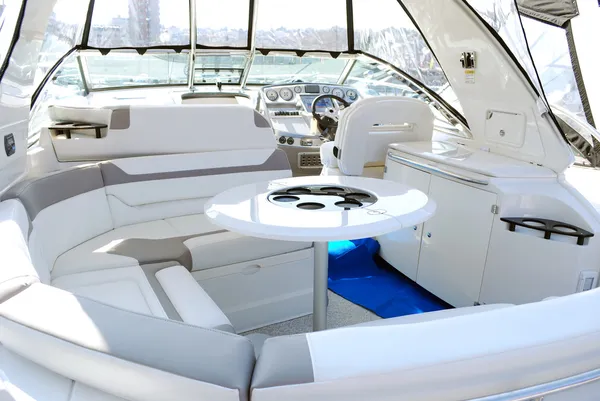 Intérieur du yacht avec table — Photo