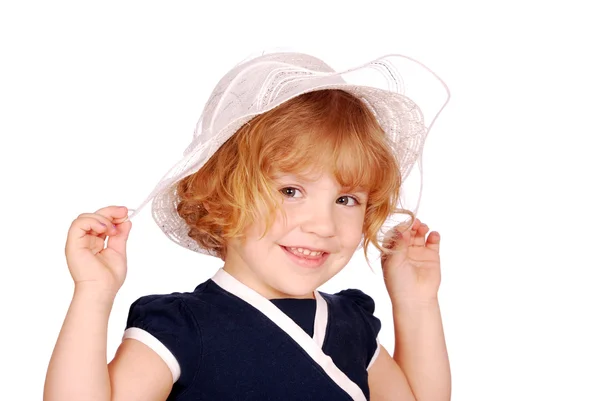 Güzellik beyaz şapka ile mutlu küçük kız — Stok fotoğraf