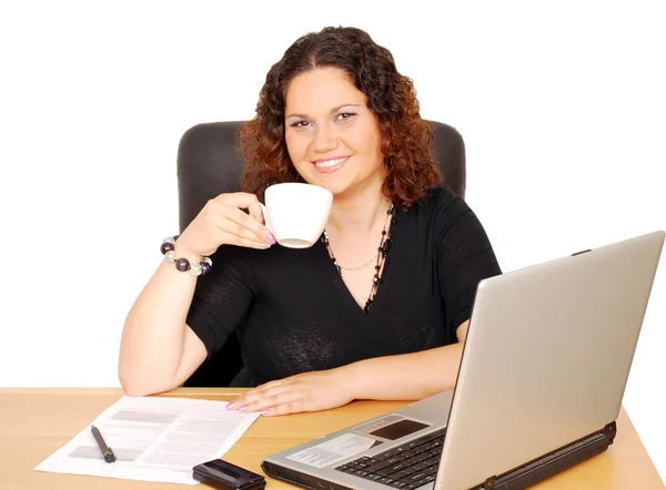 Счастливая молодая женщина с кофе и ноутбуком — стоковое фото