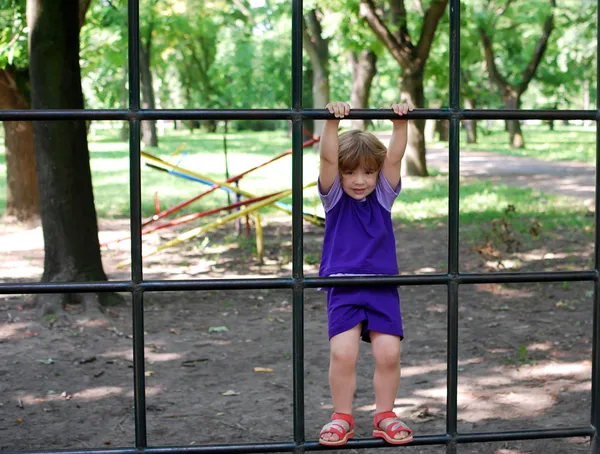 Petite fille dans le parc aire de jeux — Photo