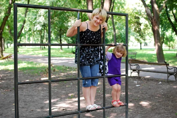 Mãe e filha diversão no parque infantil — Fotografia de Stock