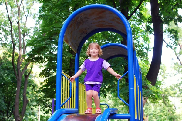 Piękna dziewczynka w plac zabaw dla dzieci — Zdjęcie stockowe