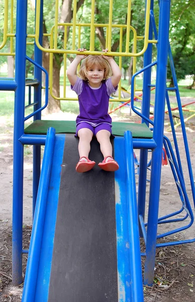 Liten flicka i park lekplats — Stockfoto