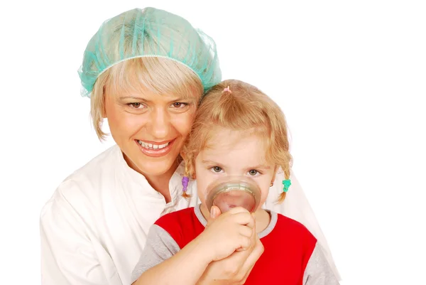 Ženský lékař dává dítě inhalace — Stock fotografie