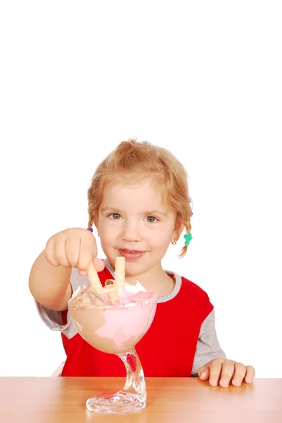 Маленька дівчинка з морозивом — стокове фото