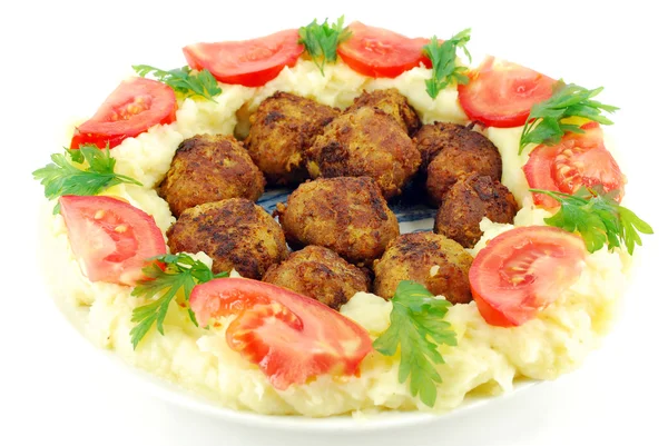 Gehaktballen met aardappelen en tomaten — Stockfoto