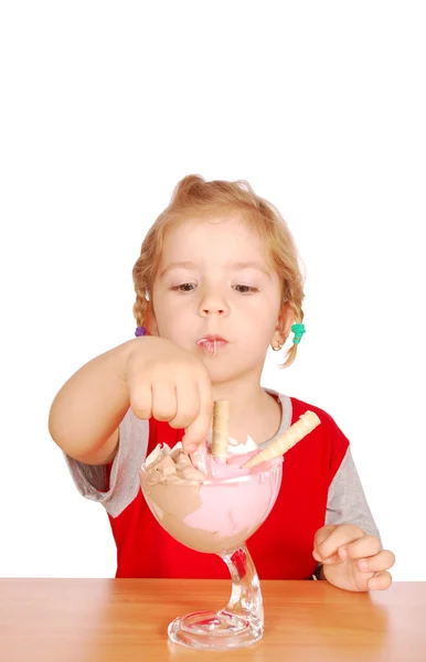 美しさの少女はアイスクリームでお楽しみください。 — ストック写真