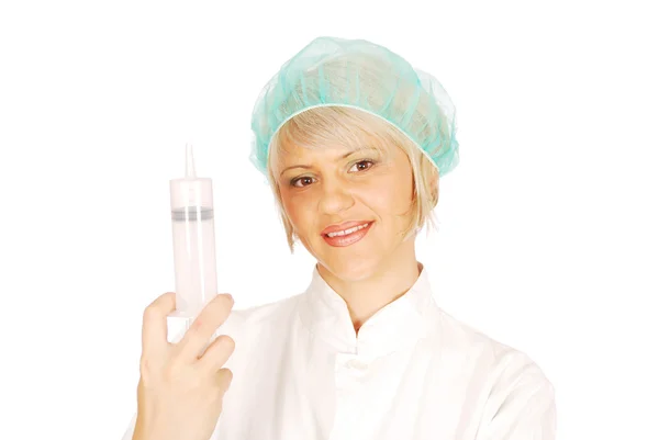 Médico feminino em uniforme branco com seringa grande — Fotografia de Stock