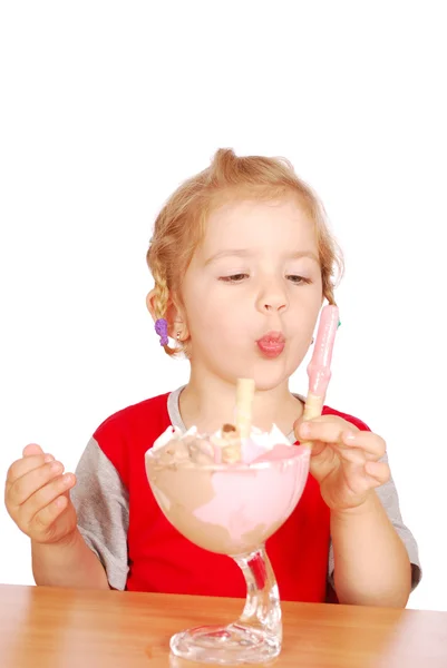 Kleines Mädchen isst Eis — Stockfoto