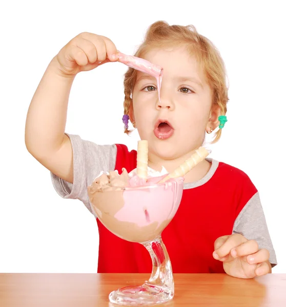 小女孩享受冰淇淋中 — 图库照片