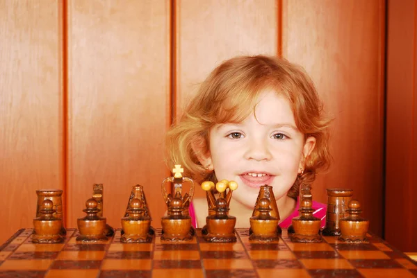 小さな女の子とチェス — ストック写真