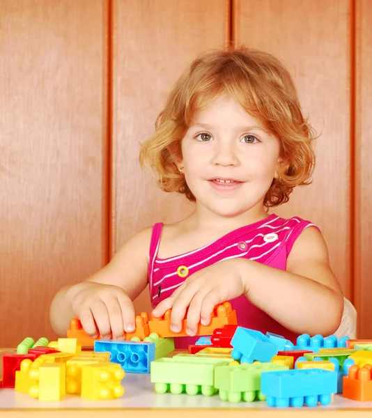 Девочка играет с игрушечными блоками — стоковое фото
