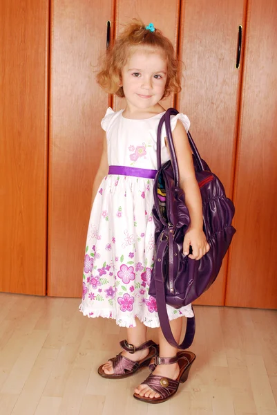 Büyük bir çanta ve ayakkabı ile küçük kız — Stok fotoğraf
