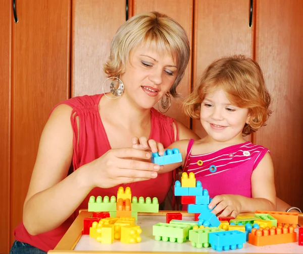 Mother and daughter playing with toy blocks — Stock Photo, Image