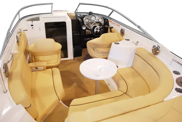Luxusní jachta kabiny interiér s koženými sedadly a tabulka — Stock fotografie