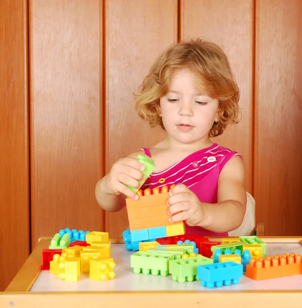 Piękna dziewczynka Zagraj z cegły zabawka — Zdjęcie stockowe