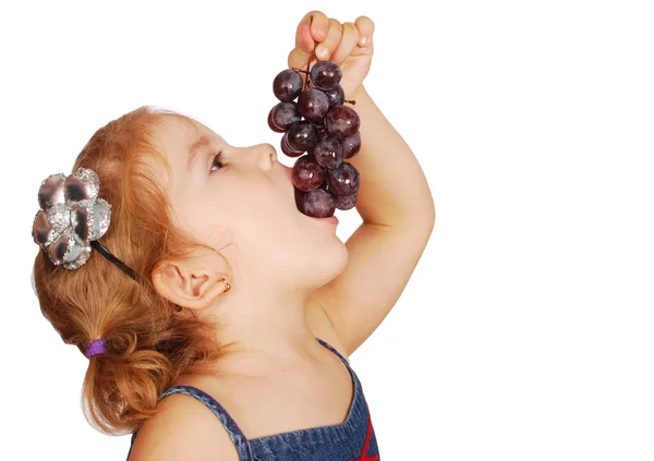 小さな女の子の食べるブドウ — ストック写真