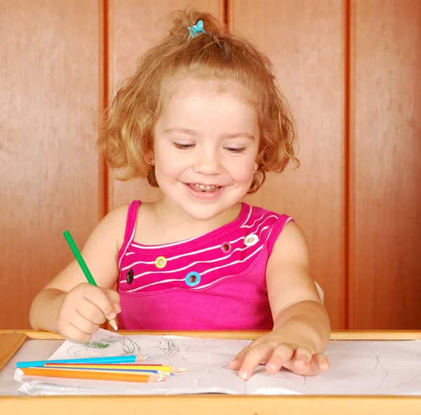 Маленькая девочка весело и рисование — стоковое фото