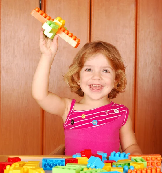 Маленькая девочка весело с игрушкой блока — стоковое фото